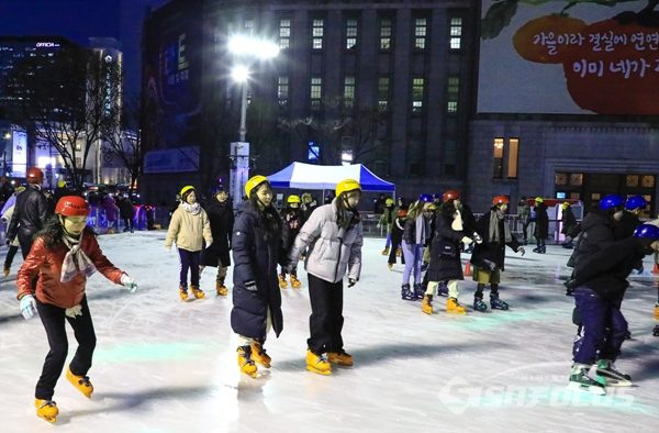 서울광장 스케이트장에서 시민들이 스케이트를 즐기는 모습. 사진/강종민 기자