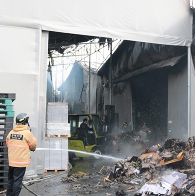 충북 청주시의 한 상자 공장에서 화재가 발생했다. 다행히 인명피해는 발생하지 않았다. (사진 / 뉴시스)