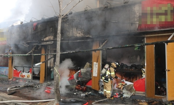 전북 전주시의 한 음식점에서 화재가 발생해 2시간여만에 진화됐다. (사진 / 뉴시스)