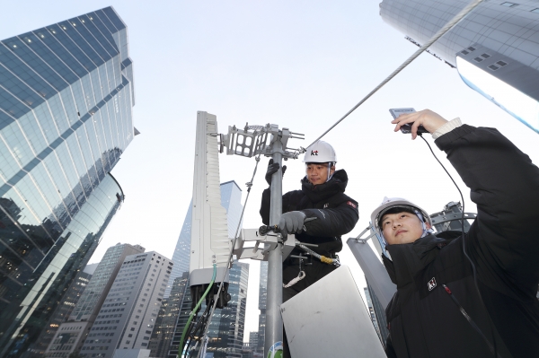 KT 네트워크부문 직원들이 서울 강남대로 인근에서 네트워크 품질을 점검하고 있다. ⓒKT