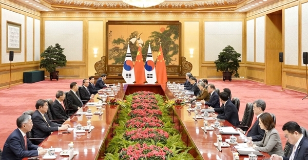 문재인 대통령과 시진핑 중국 국가주석이 23일 중국 베이징에서 한중정상회담을 진행하고 있다. ⓒ청와대