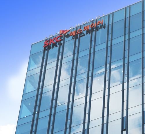 SKC가 코오롱인더스트리와 함께 SKC코오롱PI 지분 54.07%를 글랜우드 프라이빗 에쿼티(PE)가 세운 투자목적회사 코리아PI홀딩스에 매도한다. (사진 / SKC)