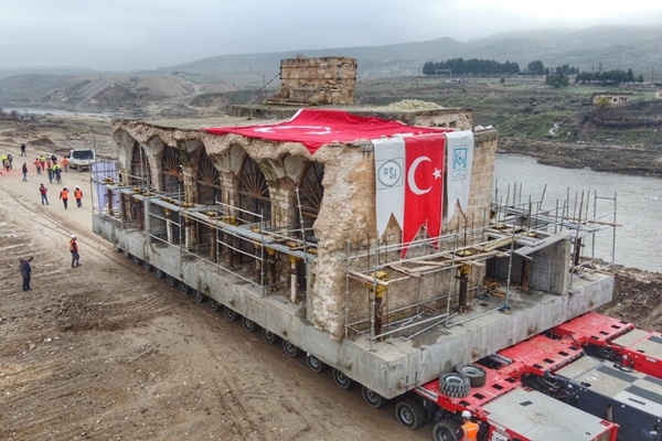 CJ대한통운의 중동지역 패밀리社 CJ ICM이 댐 건설로 수몰 위기에 빠진 터키 고대유적 23개의 운송에 성공했다. (사진 / CJ대한통운)