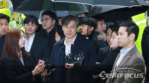 조국 전 법무부 장관이 영장실질심사를 받기 위해 서울동부지법에 출두하고 있다. 사진 / 오훈 기자
