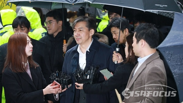 조국 전 법무부 장관이 영장실질심사를 받기 위해 서울동부지법에 출두하고 있다. 사진 / 오훈 기자