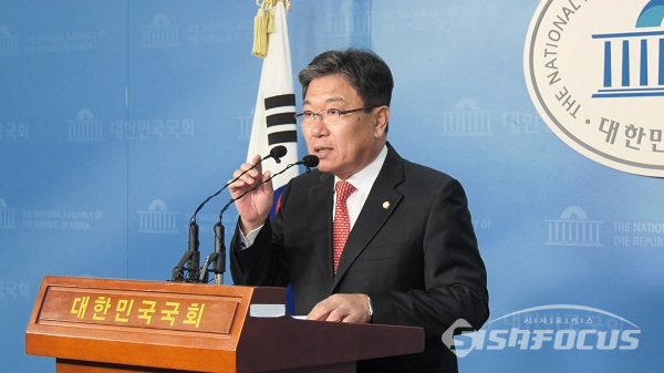 총선 불출마 선언하는 윤상직 의원. 사진 / 백대호 기자