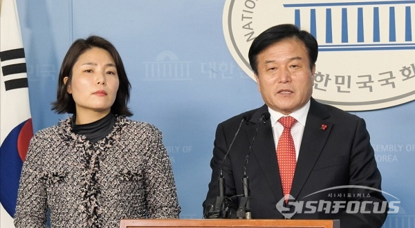 전희경 의원(왼쪽)과 이진복 의원(오른쪽)이 발언하고 있다. 사진 / 이민준 기자