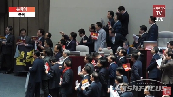 자유한국당 의원들이 27일 본회의장에 입장하려는 문희상 국회의장에 항의하면서 피켓을 든 채 의장석 일대를 점거하고 있다. ⓒ시사포커스DB