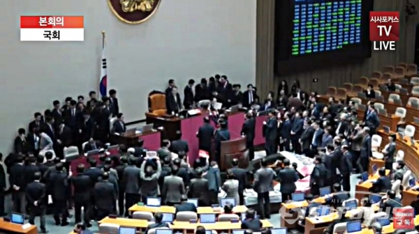 문희상 국회의장이 27일 국회 본회의에서 한국당 의원들의 항의 속에 선거법 개정안을 표결 처리하고 있다. ⓒ시사포커스DB