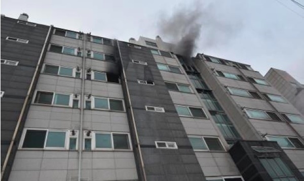 서울 서초구 방배동의 한 아파트에서 화재가 발생하며 약 8000만원의 재산 피해를 입혔다. (사진 / 뉴시스)
