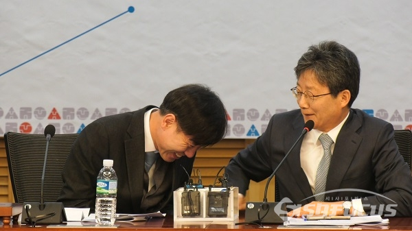 유승민 의원에게 사과하는 하태경 위원장. 사진 / 백대호 기자