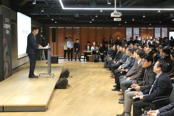 송구영 LG헬로비전 대표가 임직원 가족들 앞에서 신년사를 발표하고 있다. ⓒLG헬로비전