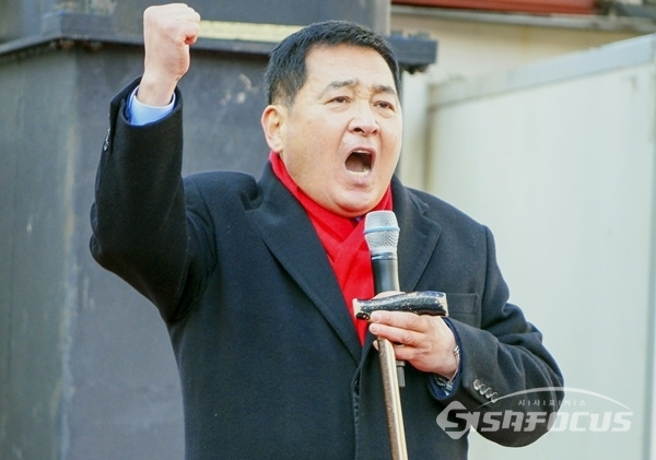 심재철 자유한국당 원내대표가 장외집회에서 발언하고 있다. 사진 / 유우상 기자