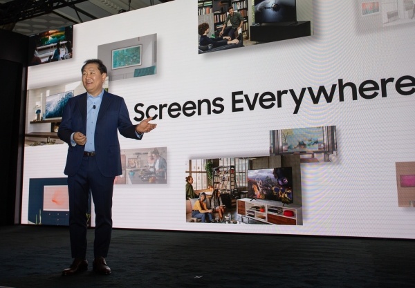 삼성전자 영상디스플레이 사업부장 한종희 사장이 삼성의 ‘스크린 에브리웨어(Screens Everywhere)’ 비전을 발표하고 있다. ⓒ삼성전자