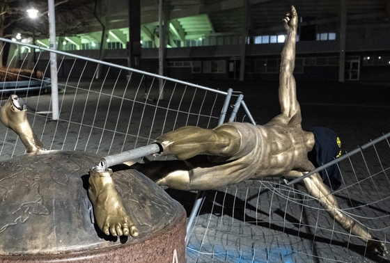 즐라탄 이브라히모비치의 동상, 발목 잘려 쓰러졌다/ 사진: ⓒAP 통신
