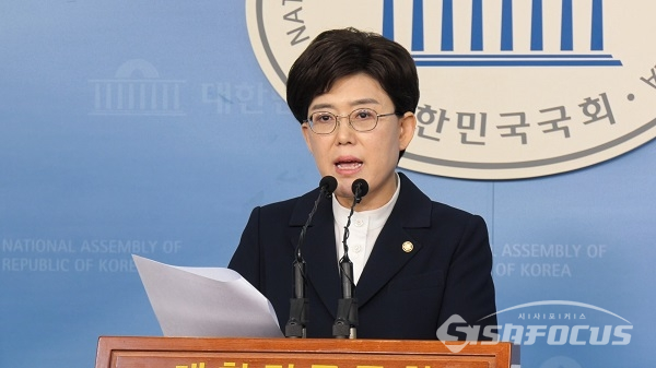 최연혜 의원이 불출마 선언을 하고 있다. 사진 / 백대호 기자