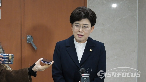 불출마 선언 후 백브리핑에서 발언하고 있는 최연혜 의원. 사진 / 백대호 기자