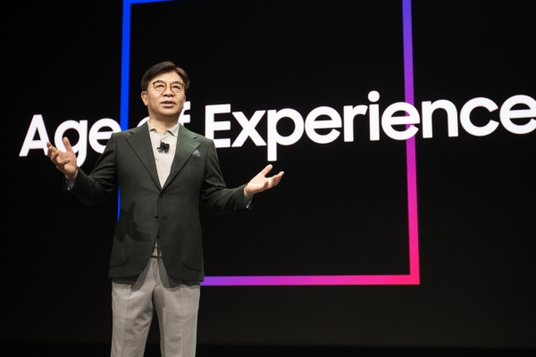 삼성전자 김현석 대표가 CES 2020 기조연설을 통해 '경험의 시대(Age of Experience)' 를 주도할 삼성전자의 최신 기술과 제품을 설명하고 있다. ⓒ삼성전자