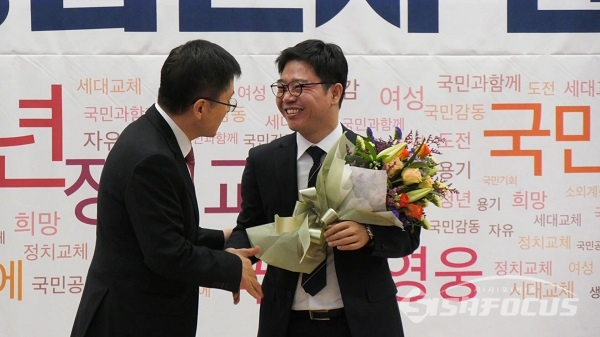 황교인 대표가 지성호 인권운동가를 환영하고 있다. 사진 / 박상민 기자