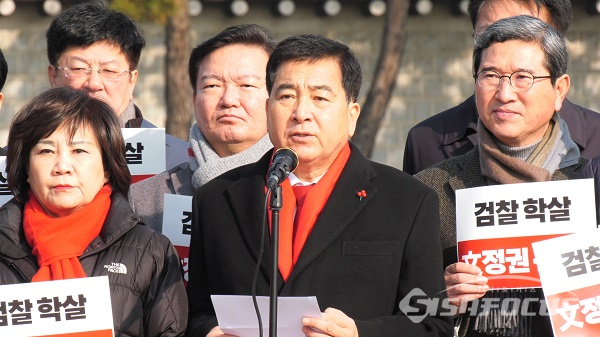 심재철 원내대표가 10일 오전 청와대 앞 규탄 기자회견에서 발언하고 있다. 사진 / 박상민 기자