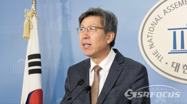 박형준 혁신통합추진위원장이 9일 국회에서 안철수 전 대표의 합류를 최대 목표로 하고 있다는 입장을 내놨다. 사진 / 유우상 기자