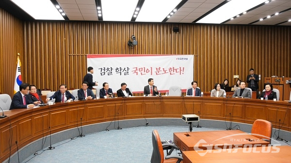 자유한국당 14일 오전 국회에서 열린 원내대책회의. 사진 / 박상민 기자