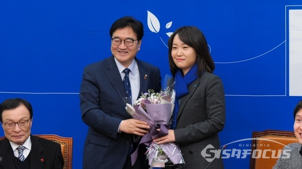우원식 의원이 이소영씨에게 꽃다발을 전달하고 있다. 사진 / 이민준 기자