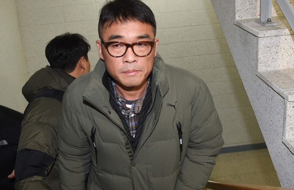 가수 김건모가 성폭행 혐의 조사를 받기 위해 15일 오전 서울 강남경찰서에 출석하고 있다 / ⓒ뉴시스