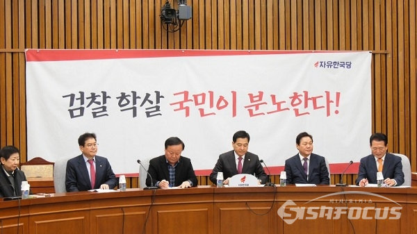 자유한국당 17일 오전 국회에서 열린 원내대책회의. 사진 / 박상민 기자