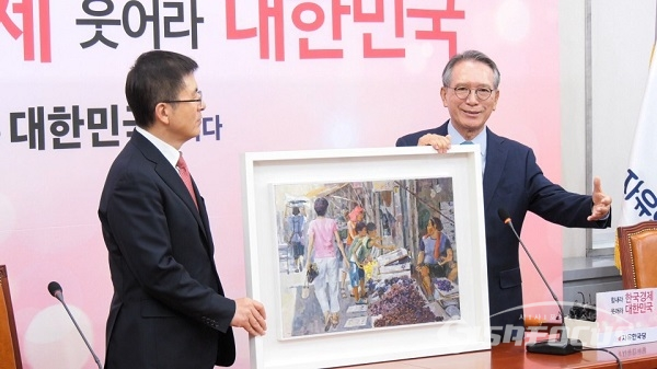김형오 위원장이 황교안 대표에게 서민의 삶을 담은 그림을 선물하고 있다. 사진 / 박상민 기자
