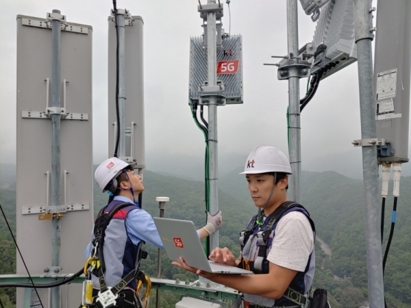 KT 네트워크부문 직원들이 대구 팔공산에 5G 기지국을 설치하고 품질을 점검하고 있다. ⓒKT