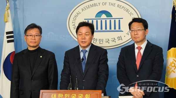 자유한국당 이양수(왼쪽부터), 박완수, 김상훈 의원이 20일 서울 여의도 국회에서 새로운보수당의 양당협의체 제안에 대한 수용 기자회견을 하고 있다. 사진 / 이민준 기자