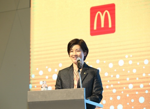한국맥도날드 사상 첫 한국인 CEO인 조주연 사장이 사퇴 의사를 표명했다. 조주연 사장이 지난해 12월 진행된 성과 및 전략 공유 미팅에서 신년 비전을 발표하는 모습. ⓒ한국맥도날드