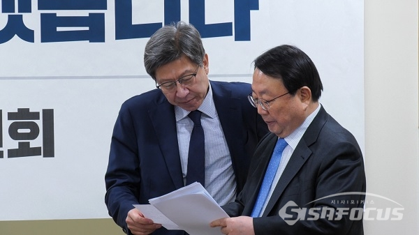 박형준-이갑산 무언가 서류를 보며 상의하고 있다. 사진 / 박상민 기자