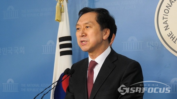김기현 전 울산시장이 정론관에서 발언하고 있다. 사진 / 이민준 기자