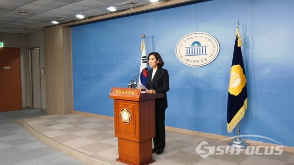 더불어민주당 박경미 의원이 서초을 총선 출마 기자회견을 하고 있다. 사진 / 이민준 기자