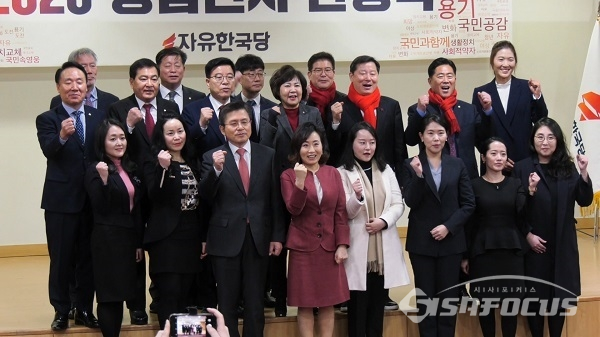 자유한국당 9번째 영입인재 여성법조인 7인과 화이팅을 외치고 있다. 사진 / 박상민 기자