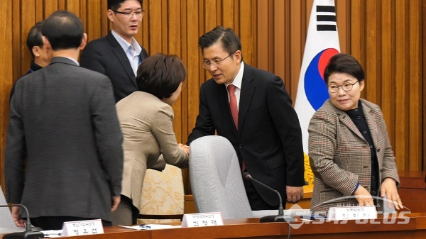 김순례 최고위원과 악수를 하고 있다. 사진 / 박상민 기자
