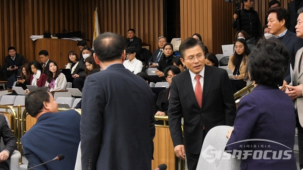 의원들에게 인사하는 황교안 대표. 사진 / 박상민 기자