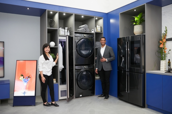 삼성전자 모델이 북미 최대 규모의 주방·욕실 관련 전시회인 'KBIS 2020'에서  프리미엄 세탁기·건조기와 패밀리허브 냉장고 등으로 구성된  ‘커넥티드 리빙존’에서 차별화된 AI·IoT가전을 소개하고 있다. ⓒ삼성전자
