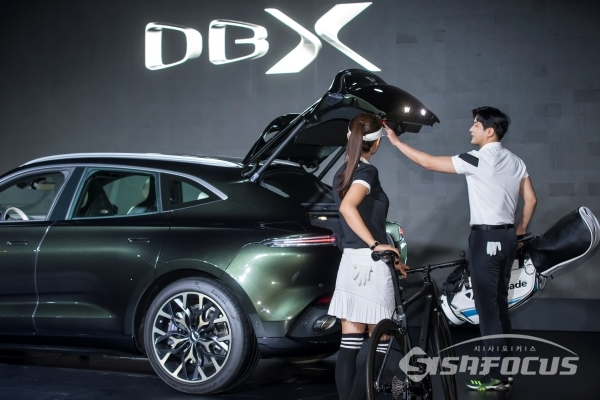 애스턴마틴이 럭셔리 SUV 'DBX'를 공개하고 있다. [사진 / 오훈 기자]