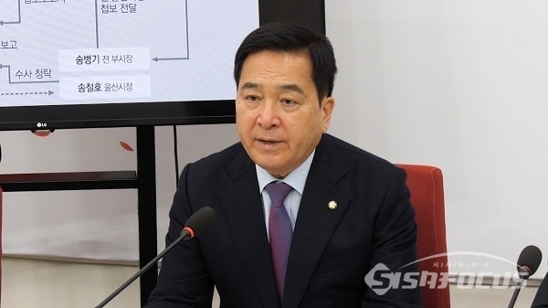 [시사포커스 / 박상민 기자] 자유한국당 심재철 원내대표가 9일 오후 국회에서 열린 기자간담회에서 '청와대의 울산시장 선거 개입 의혹'에 대해 설명하고 있다.