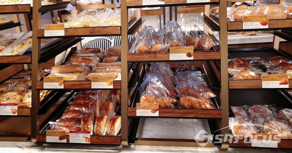서울역 내 위치한 한 프랜차이즈 베이커리에 모든 빵이 비닐로 포장돼 있다. ⓒ임현지 기자