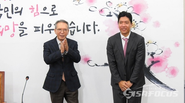 김형오 공관위위원장이 송한섭 전 검사를 영입 소개하고 있다. 사진 / 박상민 기자