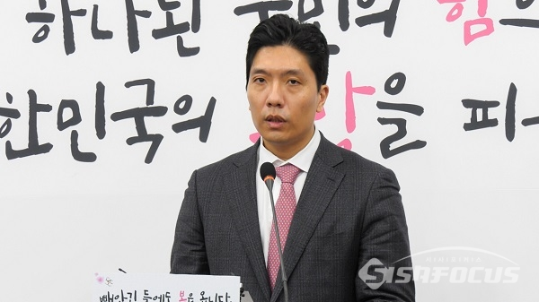 송한섭 전 검사가 자유한국당 입당과 영입에 대해 소감을 밝히고 있다. 사진 / 박상민 기자