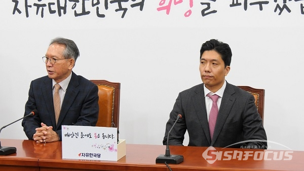 김형오-송건섭 기자들의 질의를 듣고 있다. 사진 / 박상민 기자