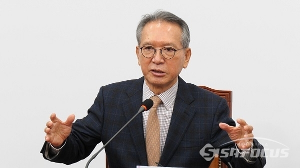 김형오 공관위위원장이 12일 오전 국회(본관 228호)에서 열린 기자회견에서 기자들의 질의에 답하고 있다. 사진 / 박상민 기자