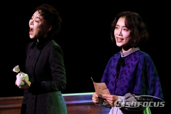 뮤지컬 '마리 퀴리' 프레스콜에서 마리 역의 리사와 안느 역의 김히어라가 열연을 펼치고 있다. [사진 / 오훈 기자]