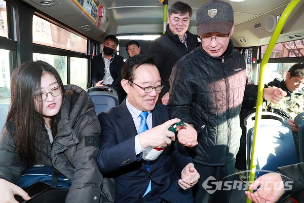 송철호 시장은 울산시내버스에 직접 탑승해 감염병 예방을 위해 손세정제을 시민들에게 직접 뿌려주며 홍보에 나섰다. 사진/울산시