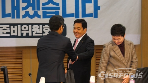 문병호-심재철 의원이 악수를 나누고 있다. 사진 / 박상민 기자